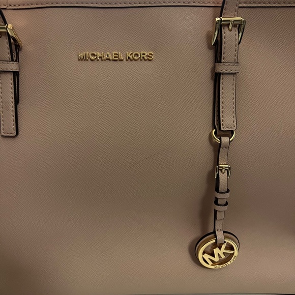 Micheal Kors Baby Soft pink large tote with gold hardware zipper - Picture 13 of 14